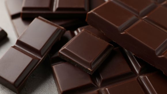 Com uma quantidade maior de cacau e menos açúcar, o chocolate amargo é mais saudável (Créditos: Shutterstock)
