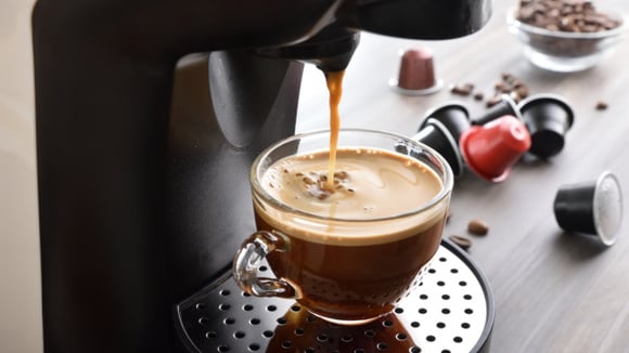 Se uma xícara de café nunca é suficiente, essa cafeteira Dolce Gusto com 43% de desconto merece sua atenção