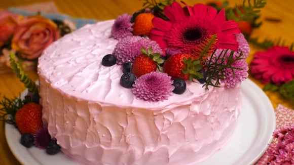 O bolo de Dia das Mães tem a decoração perfeita para celebrar de forma majestosa (Créditos: TudoGostoso)