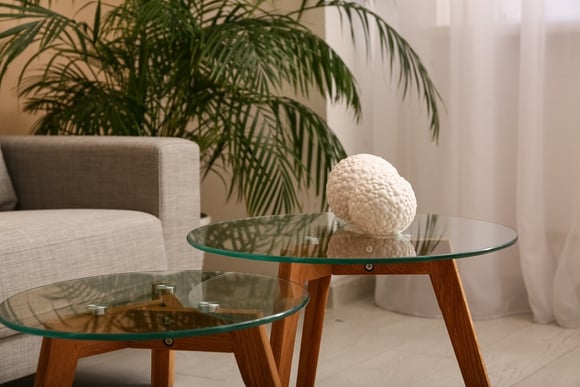 É o fim do reinado das mesas de centro de madeira: 5 novas tendências confortáveis ​​e elegantes para a sala de estar