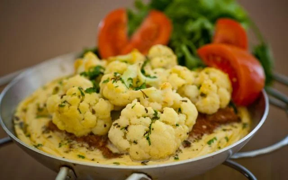 Uma das melhores maneiras de fazer couve-flor é cozinhando e levando ao forno (Créditos: TudoGostoso)