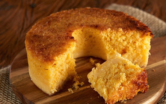 Não precisa de farinha, nem de fermento, para preparar esse bolo fofinho: apenas 3 ingredientes!