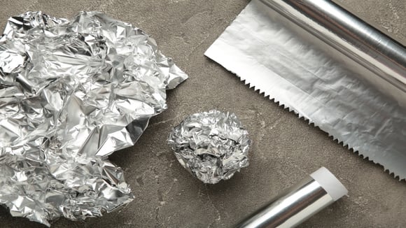 Não jogue fora o papel alumínio usado: 4 truques inteligentes para reutilizá-lo