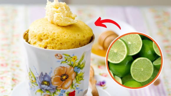 Fiz um bolo de limão em apenas dois minutos que ficou muito fácil, molhadinho e delicioso