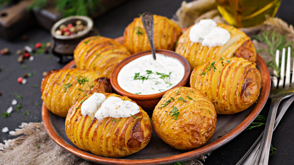 A técnica de um chef experiente para fazer batatas acordeão perfeitamente crocantes