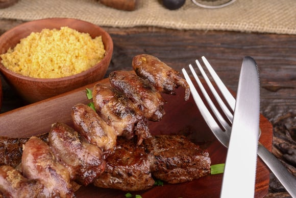 Coração de galinha na airfryer fica delicioso como no churrasco. (Crédito: Shutterstock)