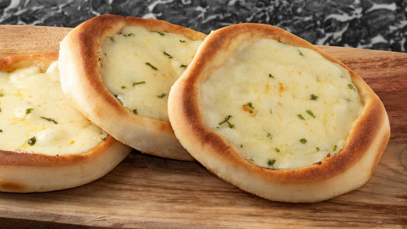 Essa esfiha de queijo que faço em casa fica melhor que muita versão de fast food