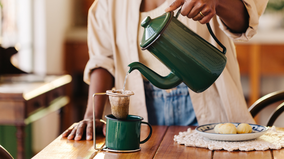 A descafeinação é feita nos grãos ainda verdes e não compromete o aroma e o sabor do café. (créditos: Shutterstock)