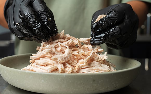 Nunca mais sacudi a panela para desfiar frango: o truque simples que aprendi com uma chef