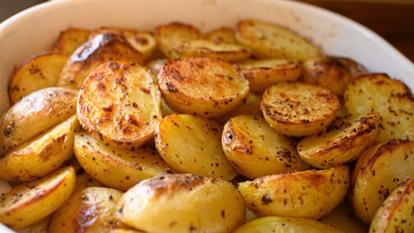 Depois de cozidas, as batatas podem ser finalizadas com azeite, manteiga, ervas ou o que preferir (Créditos: Shutterstock)