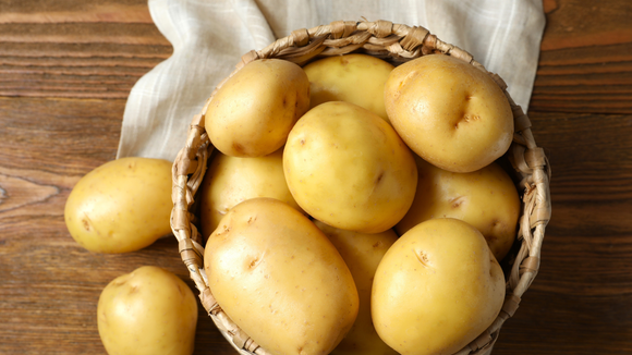 As batatas não ficarão verdes, moles ou mofadas por 3 meses se armazenadas no lugar certo da cozinha