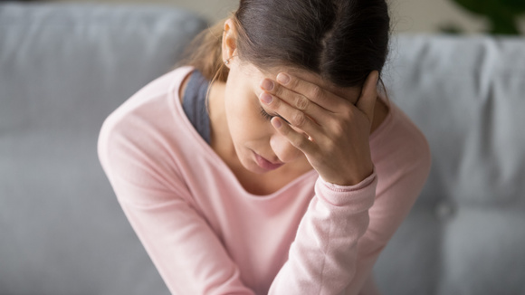 Sofre de enxaqueca? Fuja desses alimentos que podem provocar uma crise (e veja o que comer para aliviar a dor)