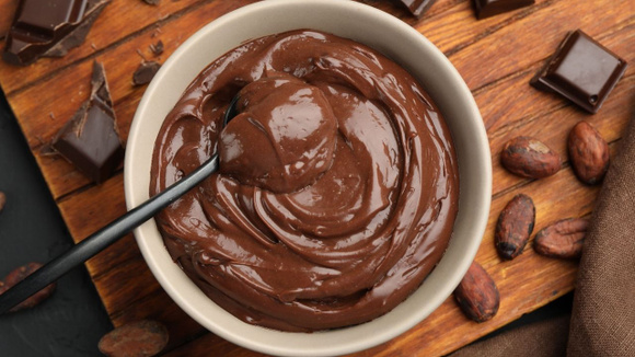 Creme de chocolate brilhante para cobrir e rechear doces dentro de uma tigela (Créditos: Shutterstock)
