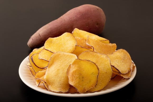 Crocante e saudável: receita de chips de batata-doce na airfryer salvou a minha gula
