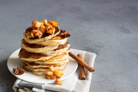 Panquecas de limão e ricota com maçãs caramelizadas para um café da manhã ou lanche especial em qualquer dia da semana