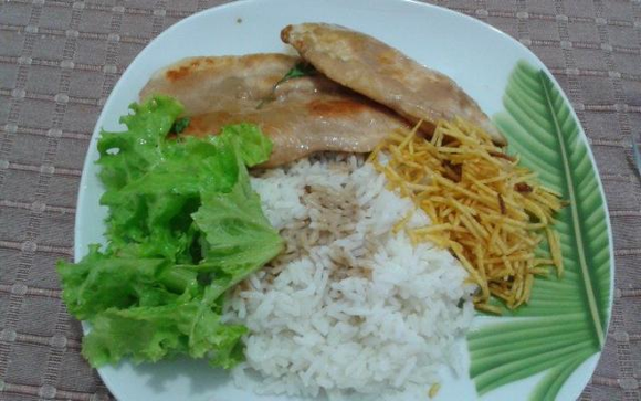 O filé de frango grelhado ao molho shoyu fica salgado sem precisar de muito sal (Créditos: TudoGostoso/Arthur Henrique Fagundes)