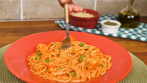 Uma mesa farta com massa fresca e camarões suculentos é o cenário perfeito para criar memórias inesquecíveis em família. (Foto: Youtube TudoGostoso)