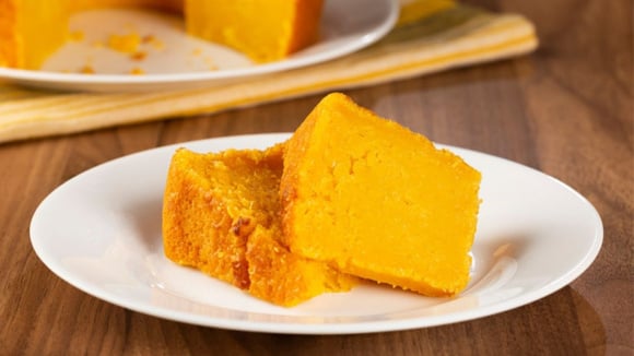 Fatias de bolo de milho de lata vegano supergostoso e molhadinho (Créditos: TudoGostoso)