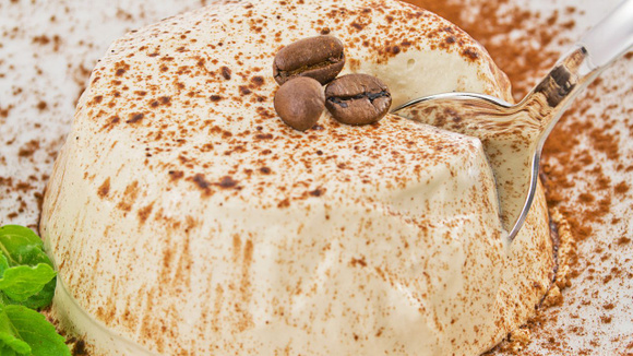 É para espantar o calor! Semifredo de café com apenas 4 ingredientes é o sorvete fácil de fazer para se refrescar