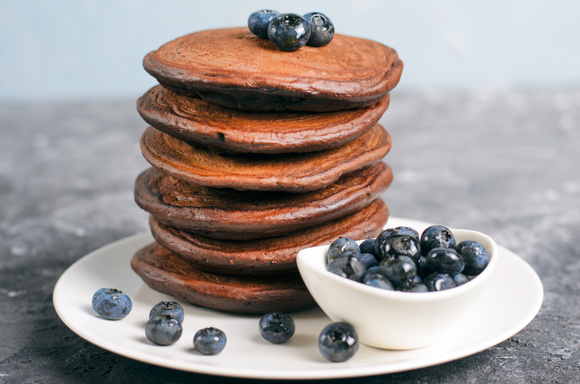 Panqueca de chocolate proteica: a receita low carb, sem açúcar e cheia de energia para o café da manhã ou pré-treino