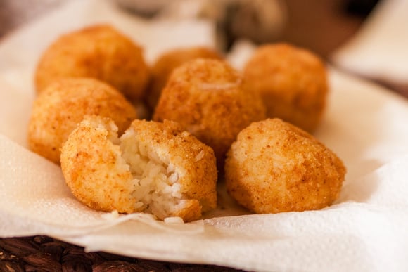 Não jogue mais sobra de arroz fora: conheça receita fácil e deliciosa de bolinho de arroz
