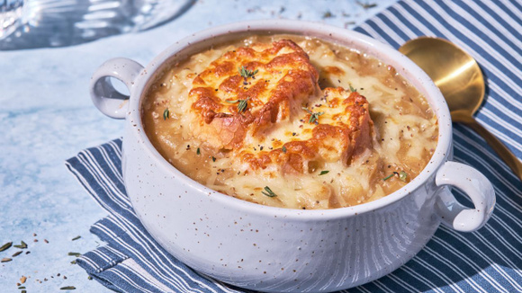 Como fazer a verdadeira sopa de cebola francesa: as dicas da chef Paola Carosella para ela ficar cremosa e evitar o cheiro forte nas mãos após o preparo