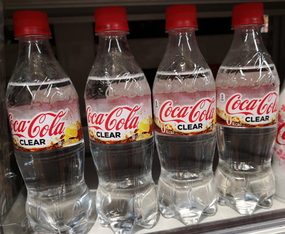 Qual o sabor da Coca-Cola transparente? Saiba tudo sobre a bebida que é febre no Japão!