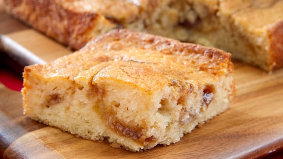 Receita de bolo de maçã com canela e limão: uma opção fácil e rápida para servir no lanche da tarde