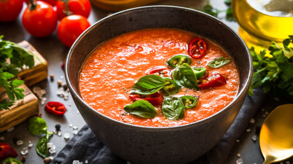 Os cozinheiros do 'MasterChef' concordam: "O gaspacho não deve conter creme de leite, mas sim 1 kg de tomates, 1 pepino e 50 ml de azeite."