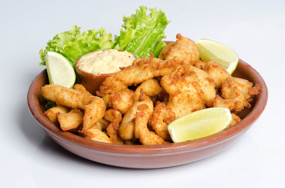 As iscas de frango são finger foods práticos para a folia (Crédito: Shutterstock)