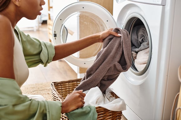 Coloque isso na máquina de lavar para secar suas roupas rapidamente e usar menos energia