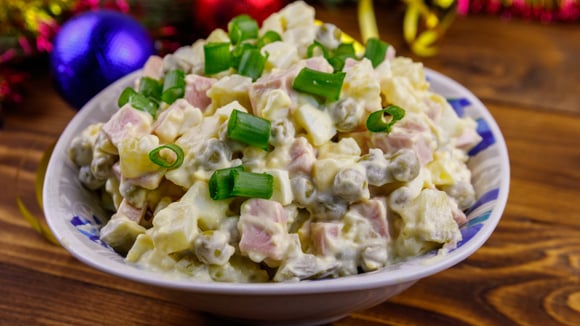Não faça salada de batatas com maionese: adicione queijo feta e use o molho de iogurte que vou ensinar, fica muito mais cremoso