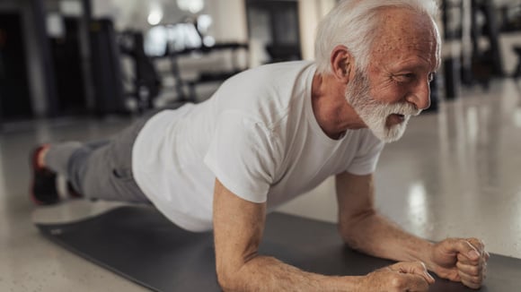 Os instrutores de pilates concordam: "A partir dos 60 anos, o melhor exercício para fortalecer o core, incluindo os músculos das costas e do abdômen, é a prancha."