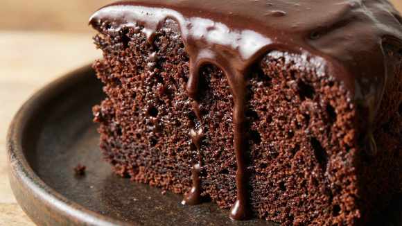 Eu não tinha ovo em casa e acabei descobrindo esse bolo de chocolate delicioso (receita fácil!)
