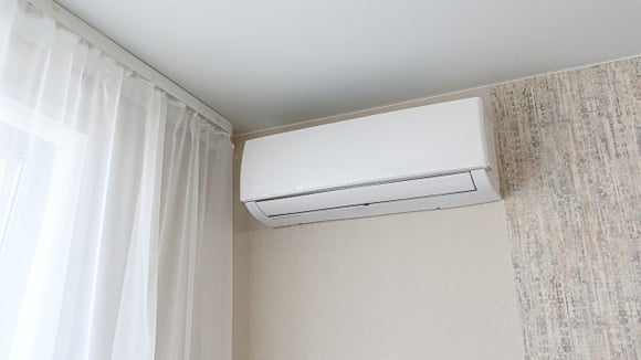 Deixar a janela aberta durante o uso do ar-condicionado atrapalha o funcionamento do equipamento (Créditos: Shutterstock)