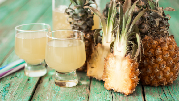 Duas porções de suco de casca de abacaxi maravilhoso e refrescante (Créditos: Shutterstock)