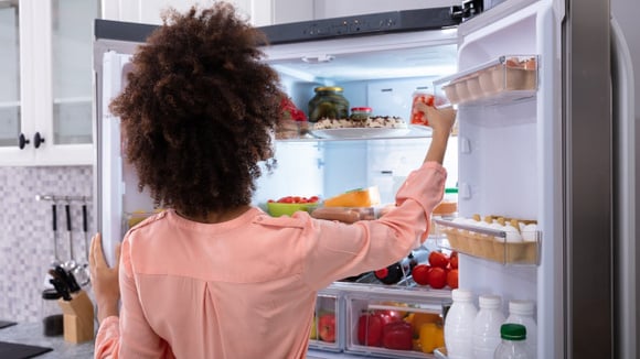 Como molhos, leite, bolo, folhas de alface e refrigerantes podem afetar o desempenho da sua geladeira?