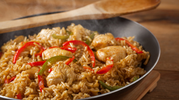 Aprendi a fazer um arroz de frango na panela de pressão com sabor de comida de vó e eu vou te mostrar como fazer