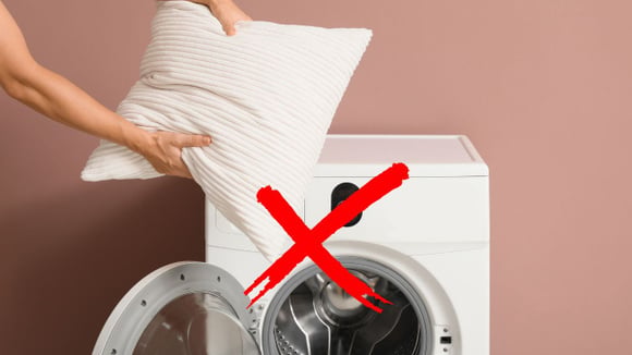 É tudo bactéria e pele morta: a maneira mais fácil de limpar travesseiros sem precisar lavar!