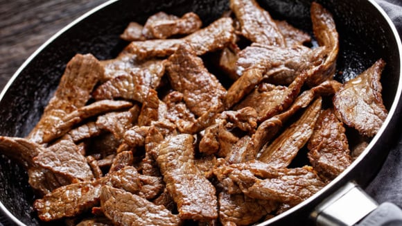 Se necessário, faça o preparo da carne em várias etapas para garantir que os pedaços fiquem bem dourados e macios (Créditos: Shutterstock)