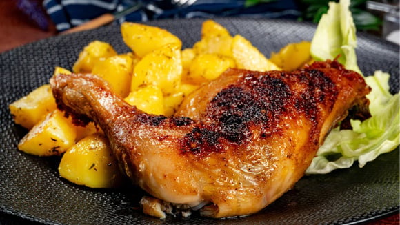 Seque bem a pele do frango e passe um pouco de fermento químico em pó para que ela fique bem crocante e dourada (Créditos: Shutterstock)