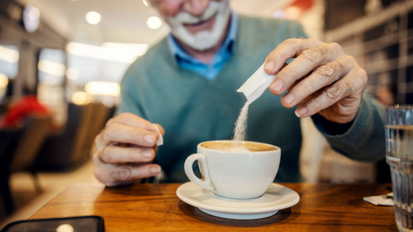 O açúcar adicionado em bebidas como o café também deve ser controlado (Créditos: Shutterstock)