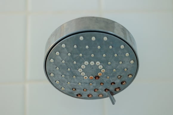 Não precisa de bicarbonato e muito menos de água sanitária: a maneira ideal de remover o calcário dos ralos do chuveiro e evitar a baixa pressão da água