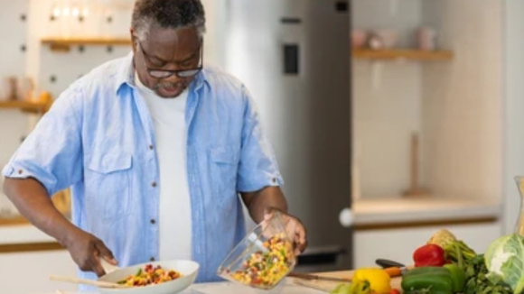 Acessibilidade na cozinha: 3 itens inclusivos e práticos para qualquer pessoa cozinhar melhor