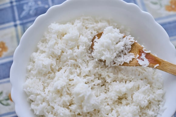 Ferver o arroz com duas gotas de vinagre branco: para que serve e por que o TudoGostoso recomenda fazer isso!
