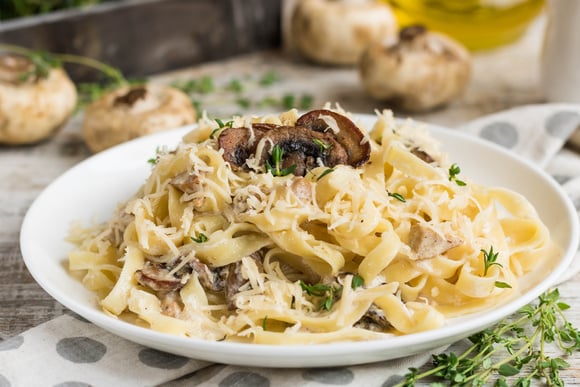 Descubra a combinação irresistível: molho cremoso de queijo com cogumelos e frango para almoçar um macarrão fantástico
