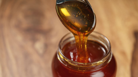 O mel é usado na receita para equilibrar os sabores e até realçar o aroma dos outros ingredientes (Créditos: Shutterstock)