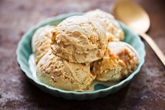 Sorvete de doce de leite recheado é a sobremesa perfeita para aguentar esse calorão (e é muito fácil de fazer!)
