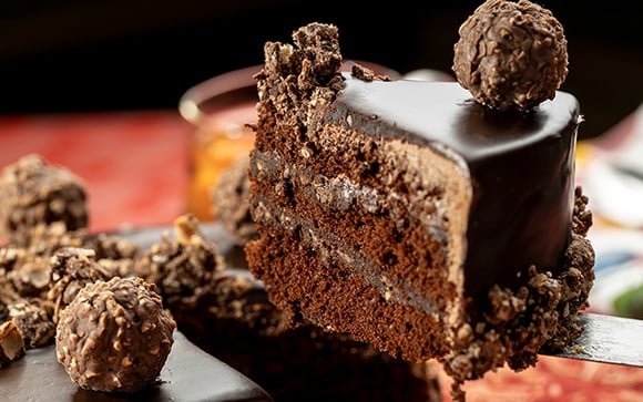 Esse bolo gelado de Ferrero Rocher vai conquistar todos! Receita fácil, cremosa e perfeita para quem ama chocolate e avelã