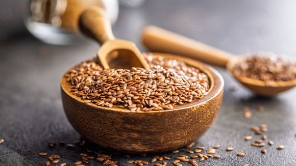 Duas colheres de sopa de linhaça podem fornecer até 25% da dose diária de magnésio recomendada para adultos (Créditos: Shutterstock)